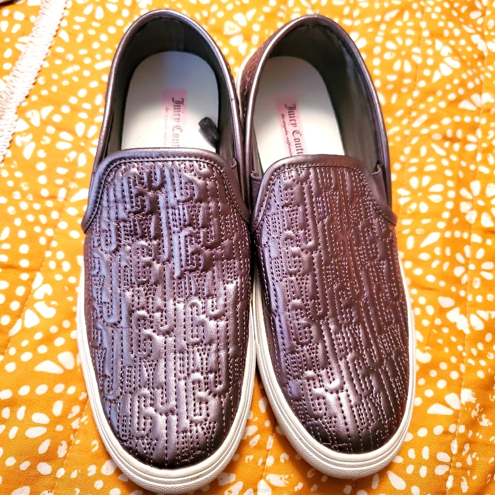 Silver tenis shoes